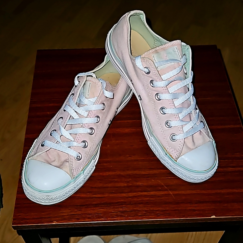 Classic Women's Canvas Lace-Up Sneakers in Light Pink